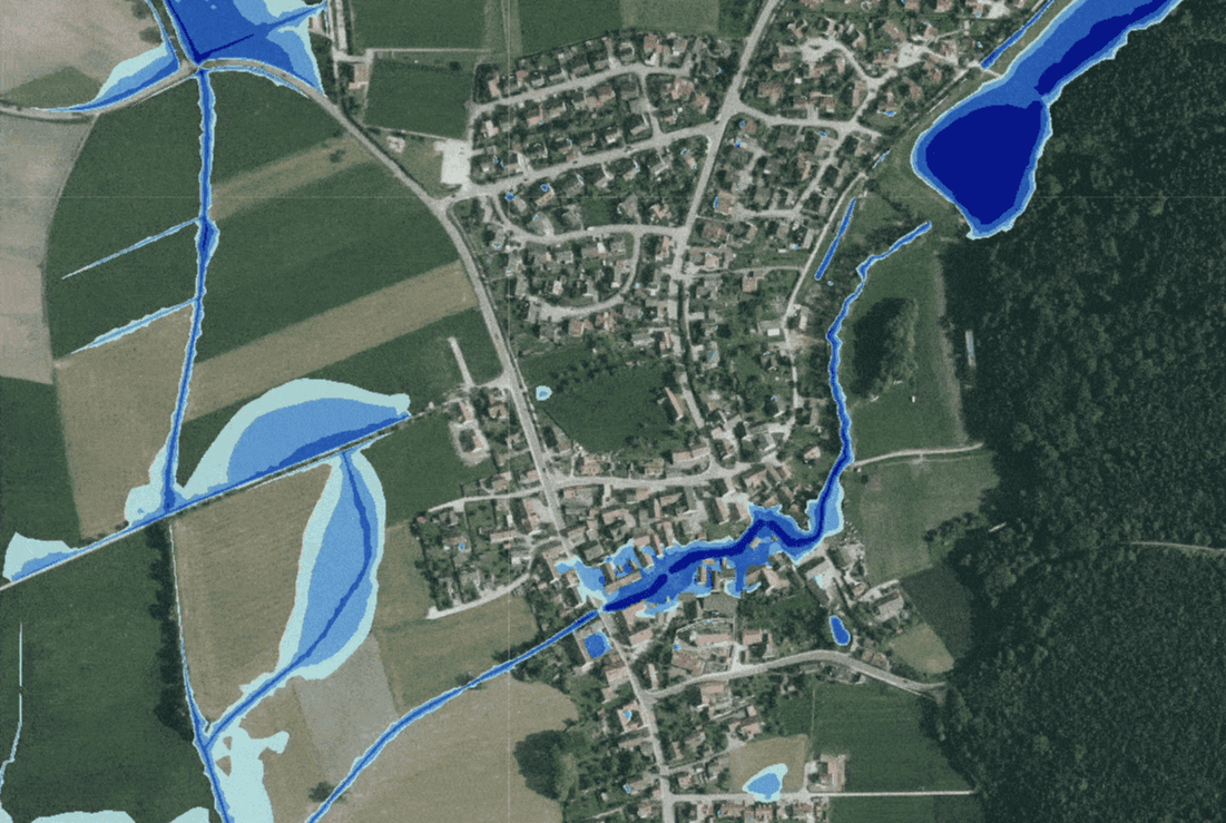 Luftbild einer Gemeinde mit simulierter Starkregen-Überflutung